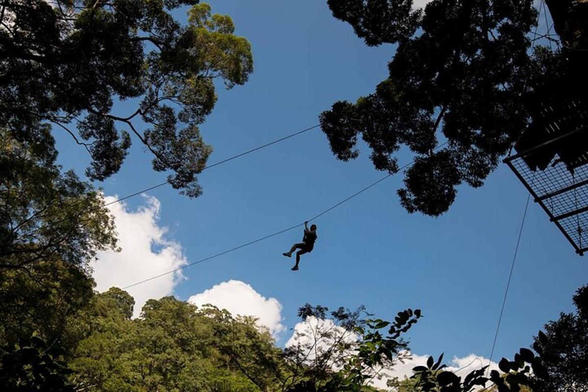 osoba na zip line v oblacích