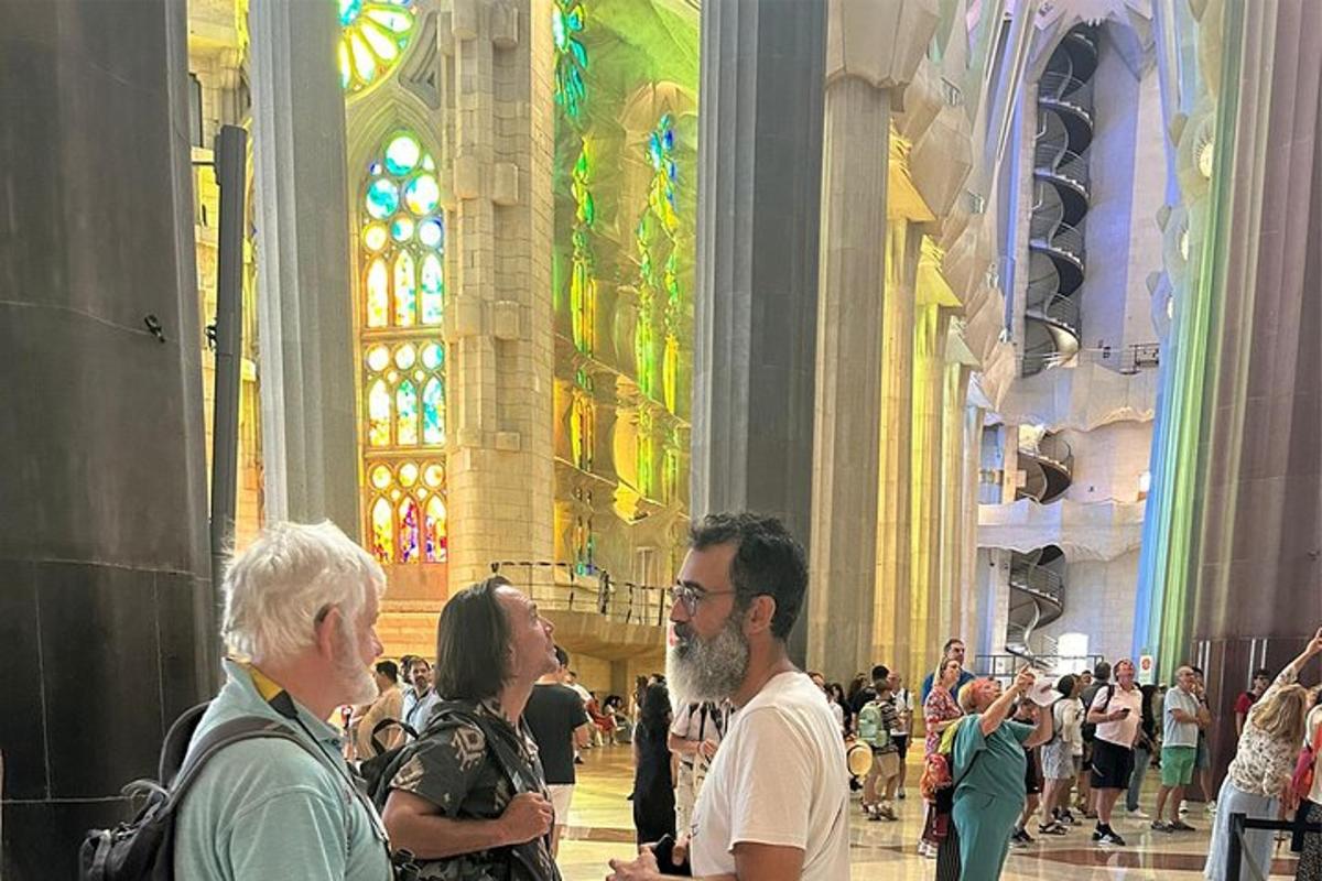 Un grupo de personas de pie en una catedral