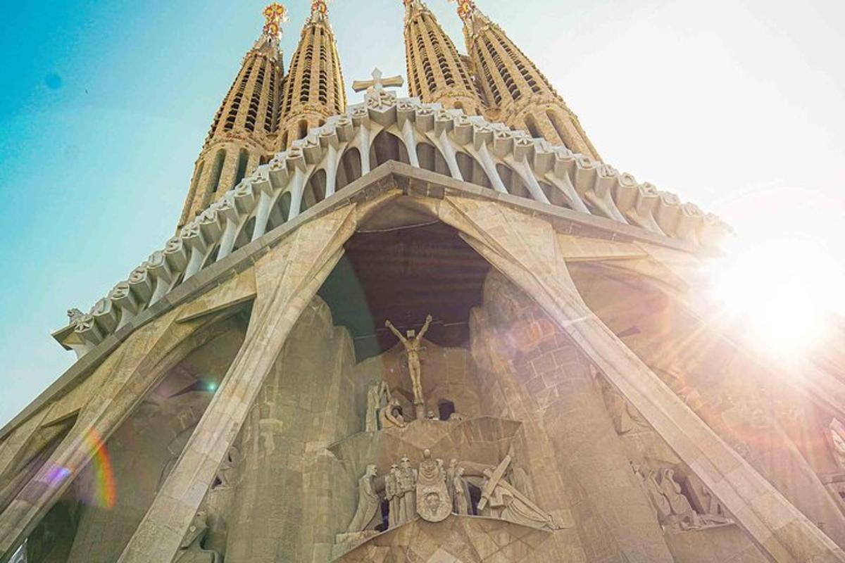 Un campanario de iglesia con el sol brillando detrás de él