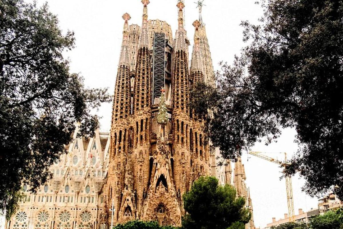 Un gran edificio con una torre delante.