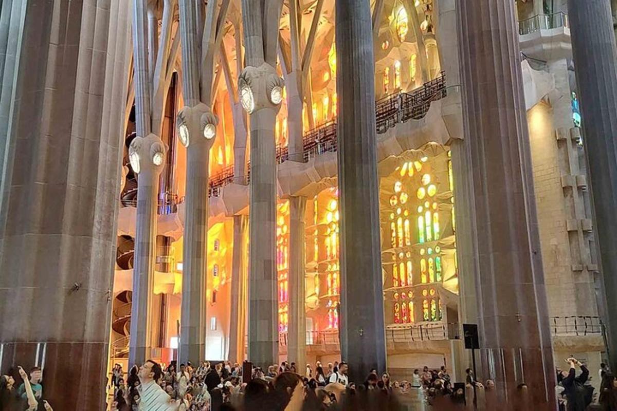 Un gran edificio con un montón de gente dentro.