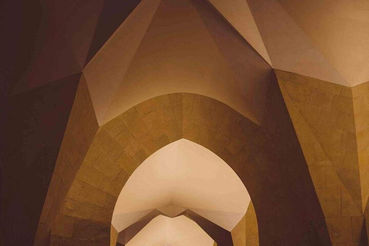 una imagen de un arco en un edificio
