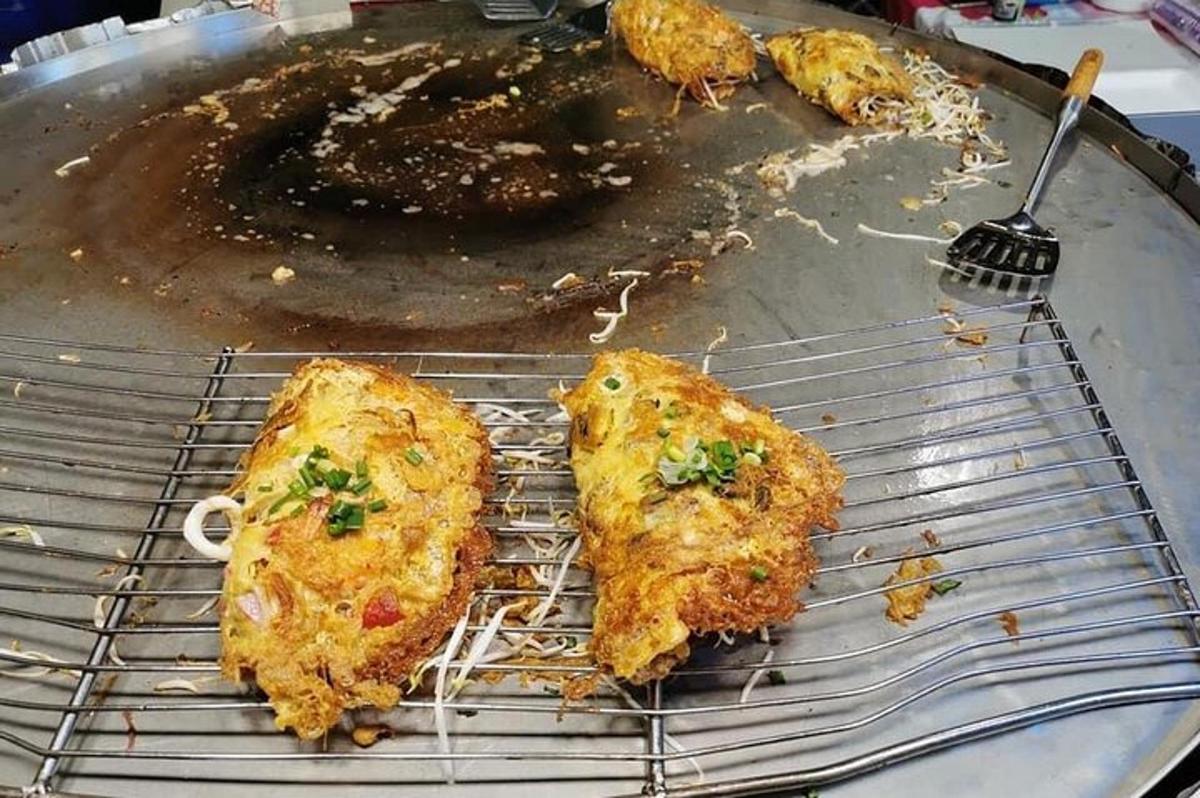 málmgrill með tveimur matarbitum á
