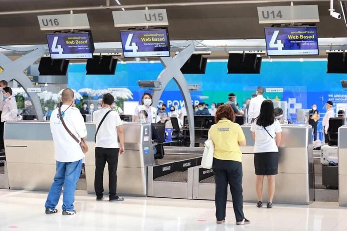 група људи који стоје на шалтеру за пријаву