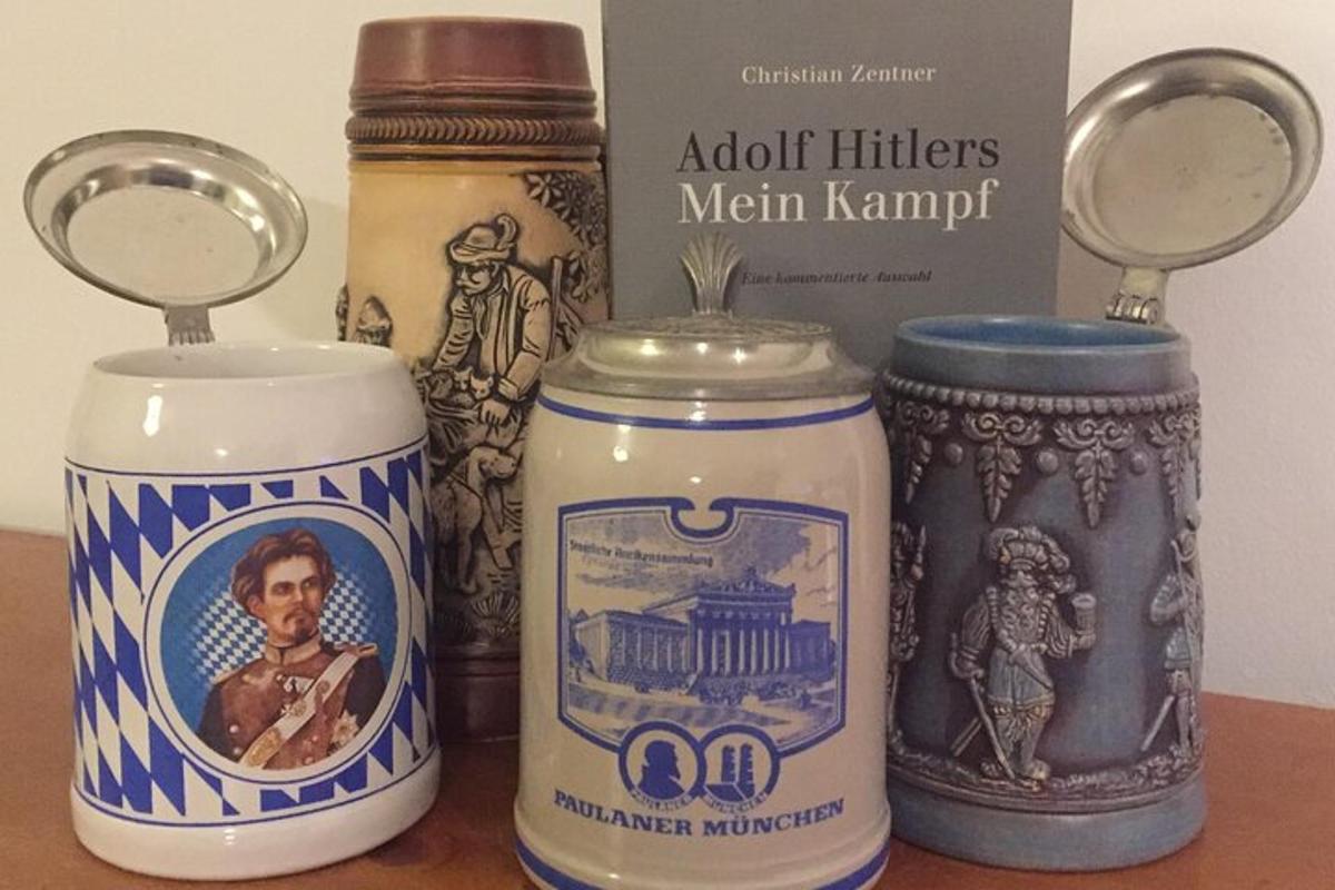 három tartály egy asztalon egy doboz mellett