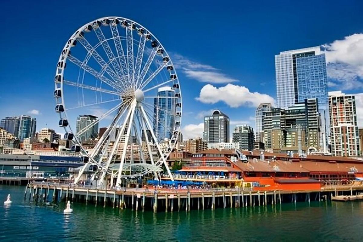 uma roda gigante na água perto de uma cidade