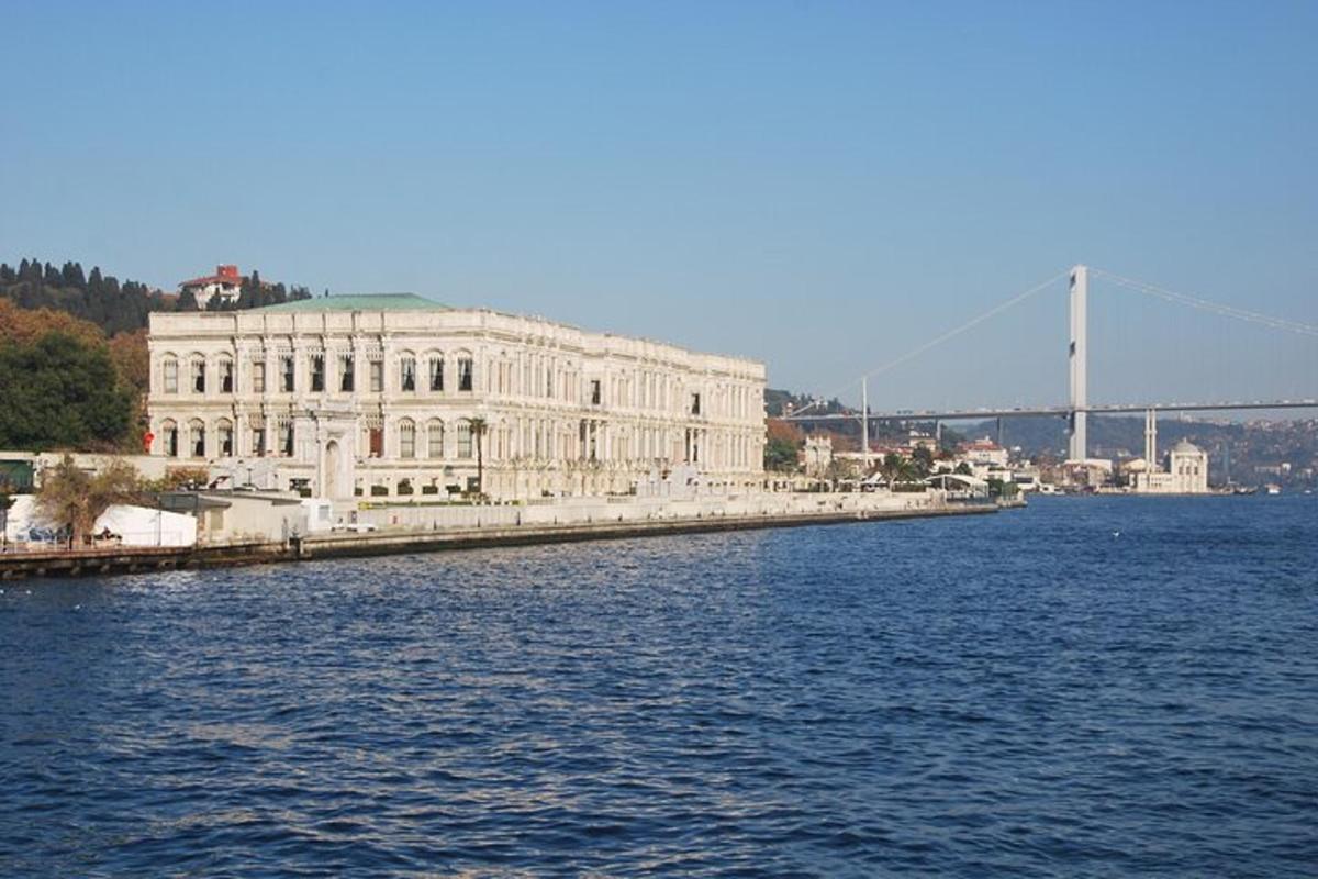 ένα μεγάλο λευκό κτίριο δίπλα σε ένα υδάτινο σώμα