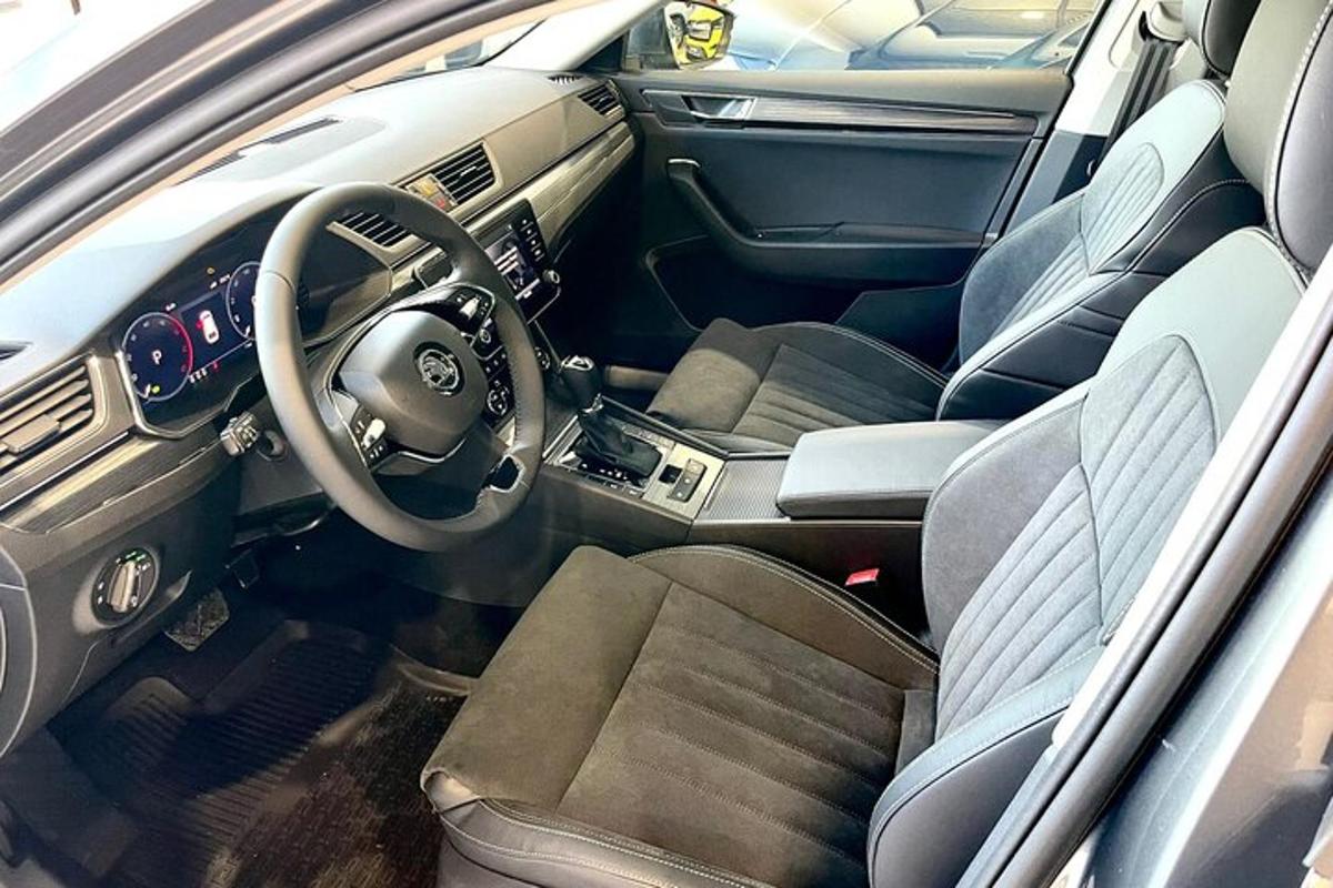 pemandangan bahagian dalam kereta