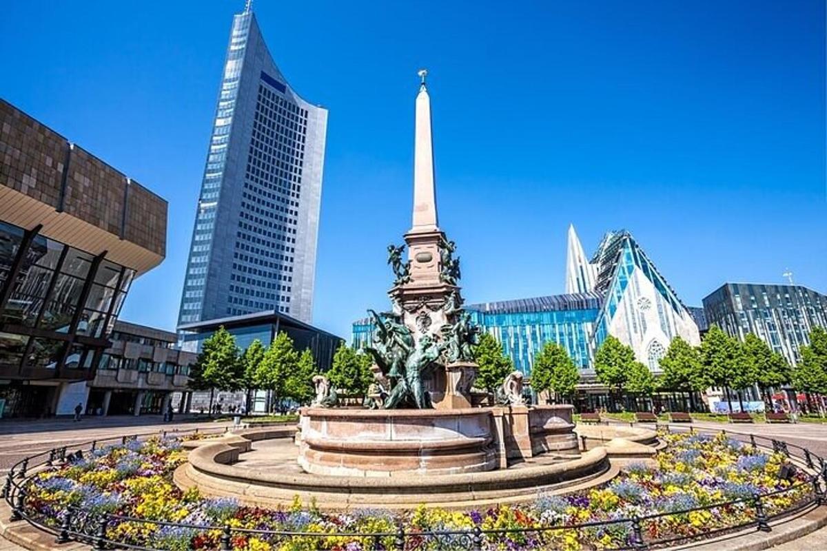 eine Statue mitten in einer Stadt mit hohen Gebäuden
