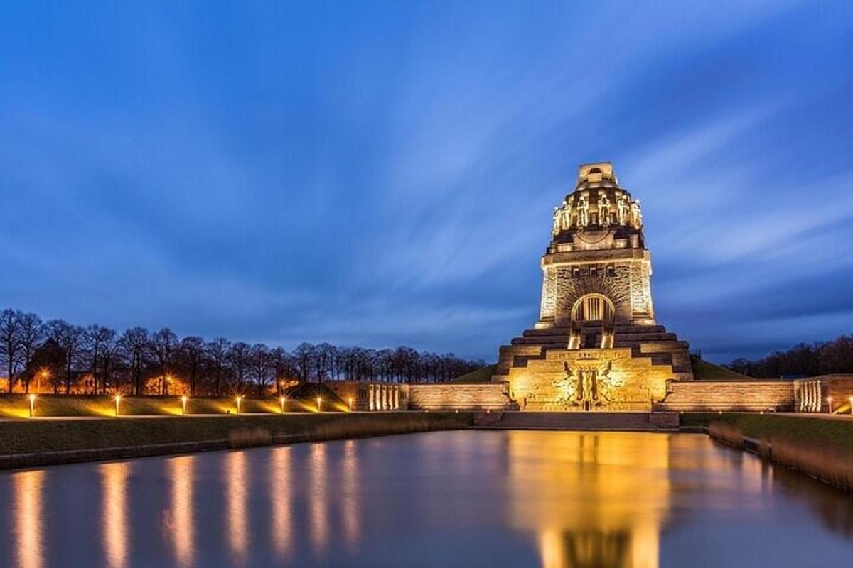 ein großer Turm neben einem Gewässer