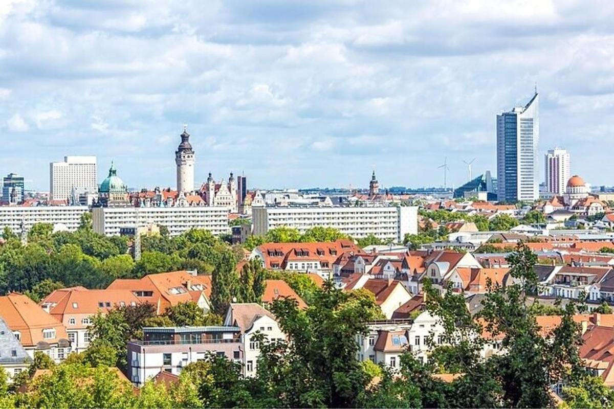 ein Blick auf eine Stadt mit Gebäuden und Bäumen