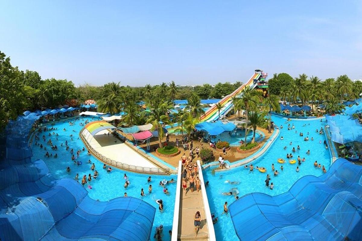 pohled shora na aquapark s lidmi v něm