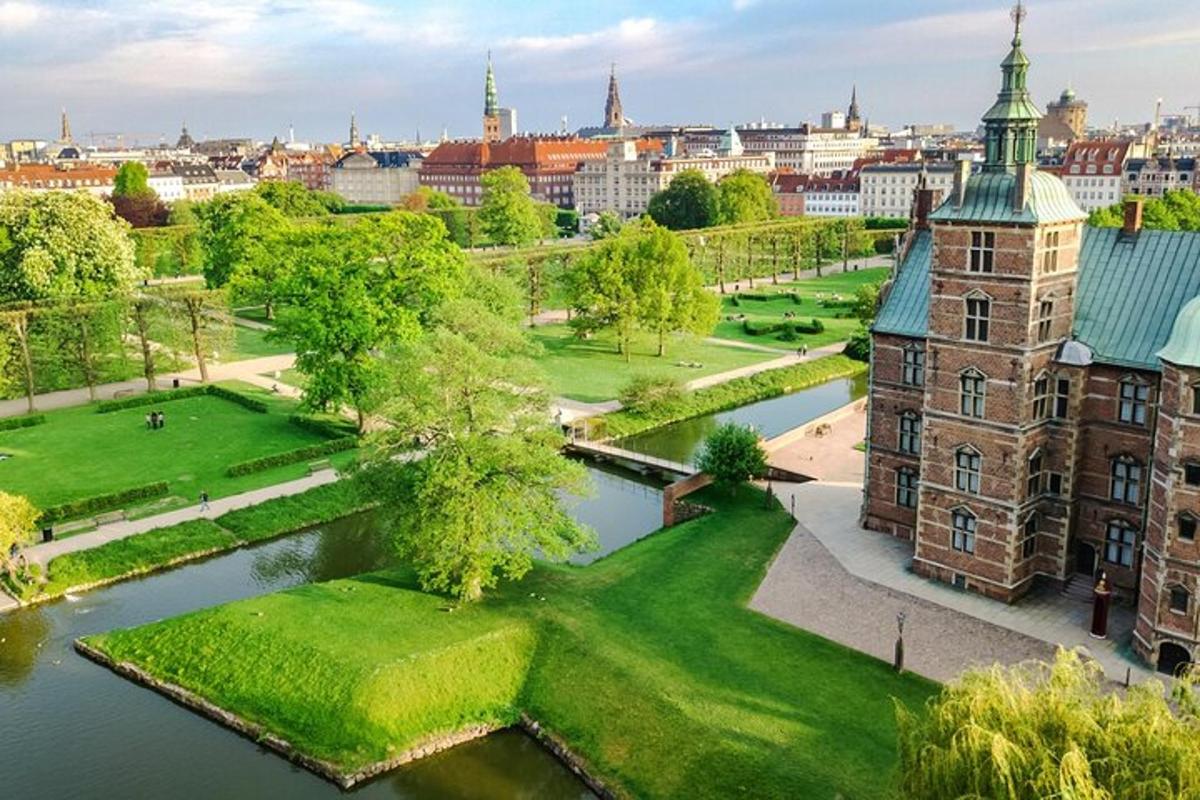 una vista aerea di una città con un castello e un fiume