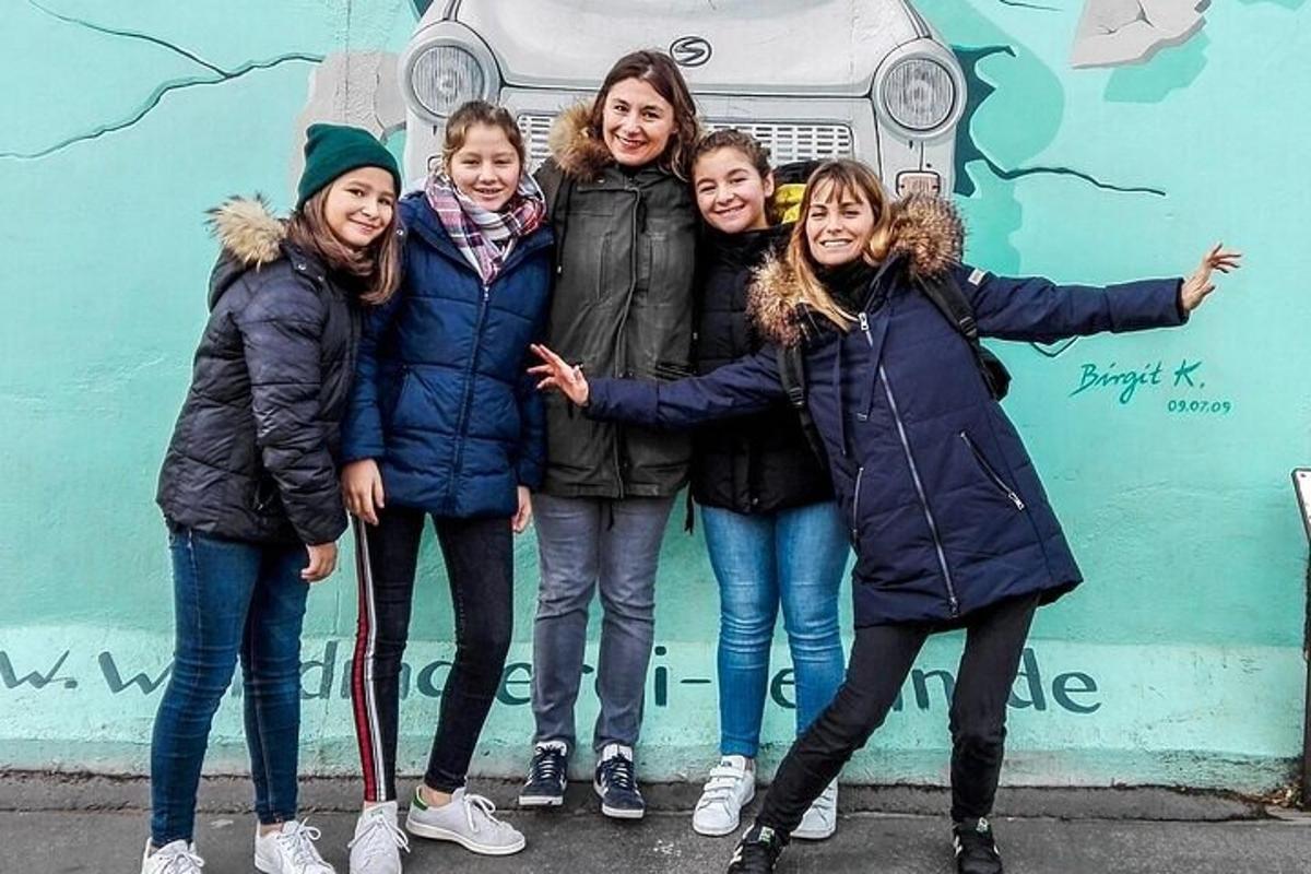 група дівчат стоїть перед стіною