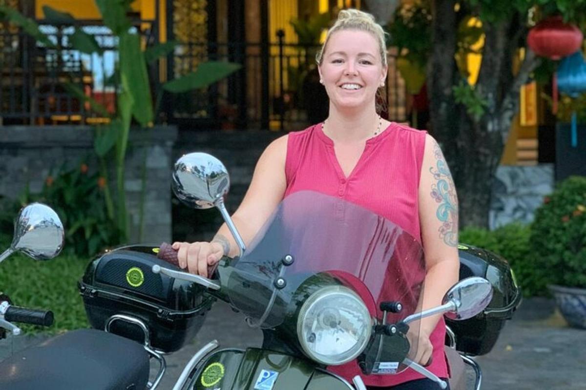kobieta siedzi na motocyklu