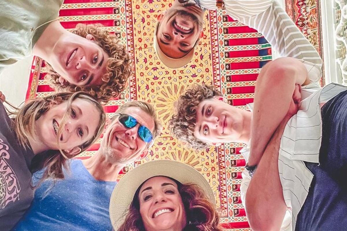 un grup de persones estirades en cercle
