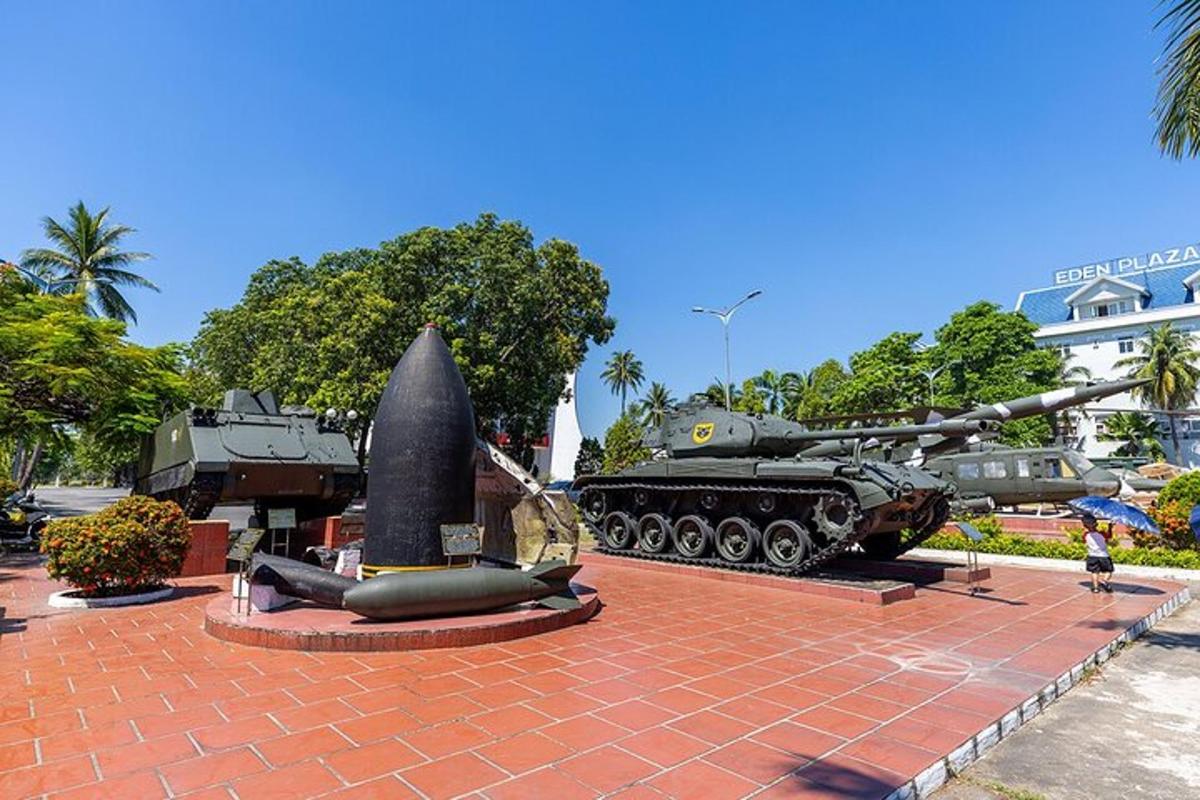 กลุ่มรถถังที่จัดแสดงอยู่ในสวนสาธารณะ
