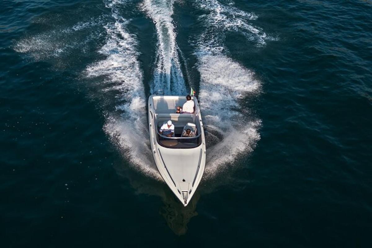 una barca in acqua con due persone a bordo