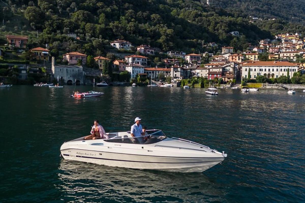 due persone su una barca su un lago con una città