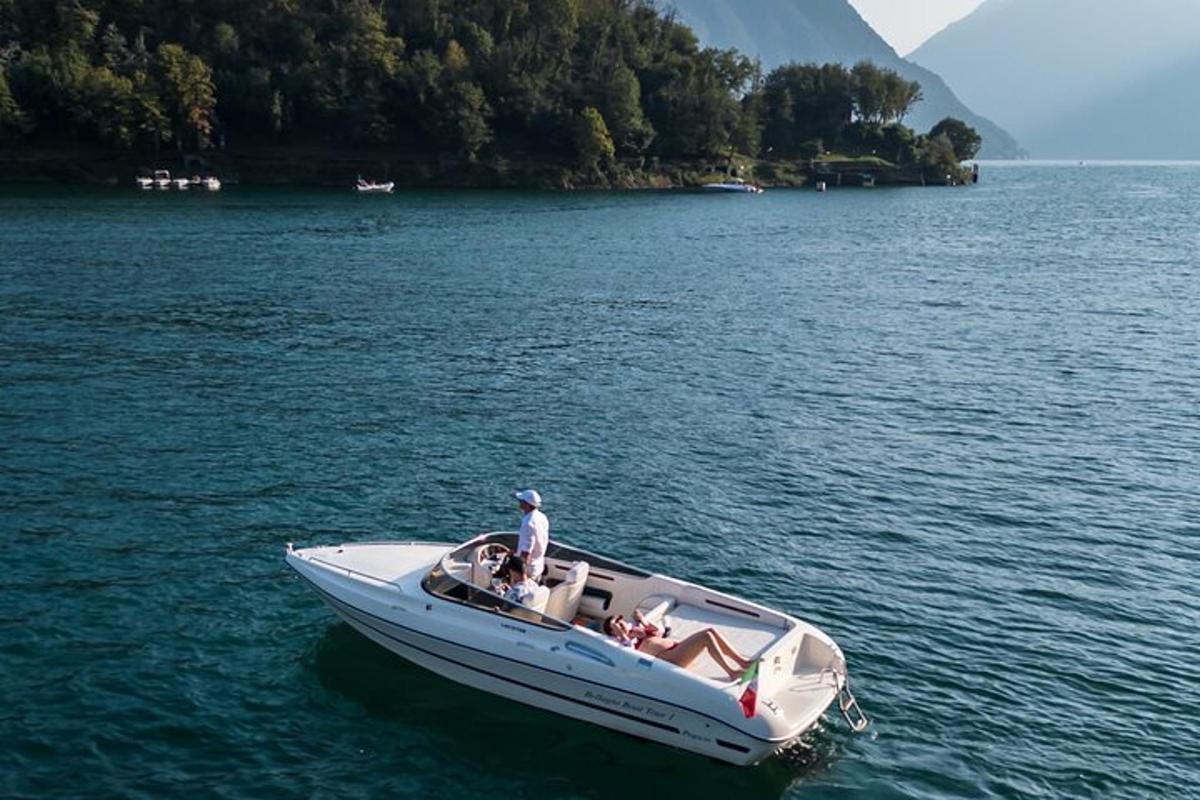 un gruppo di persone su una barca in acqua