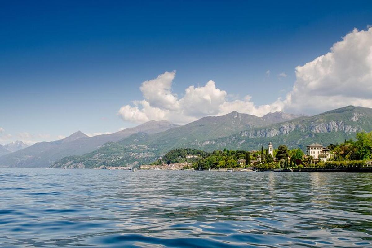 una vista di uno specchio d'acqua con le montagne sullo sfondo