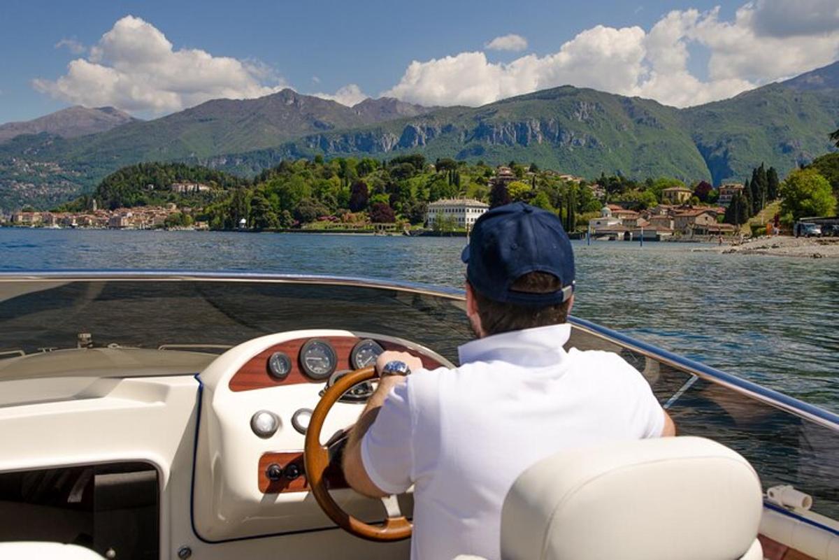 un uomo che guida una barca su uno specchio d'acqua