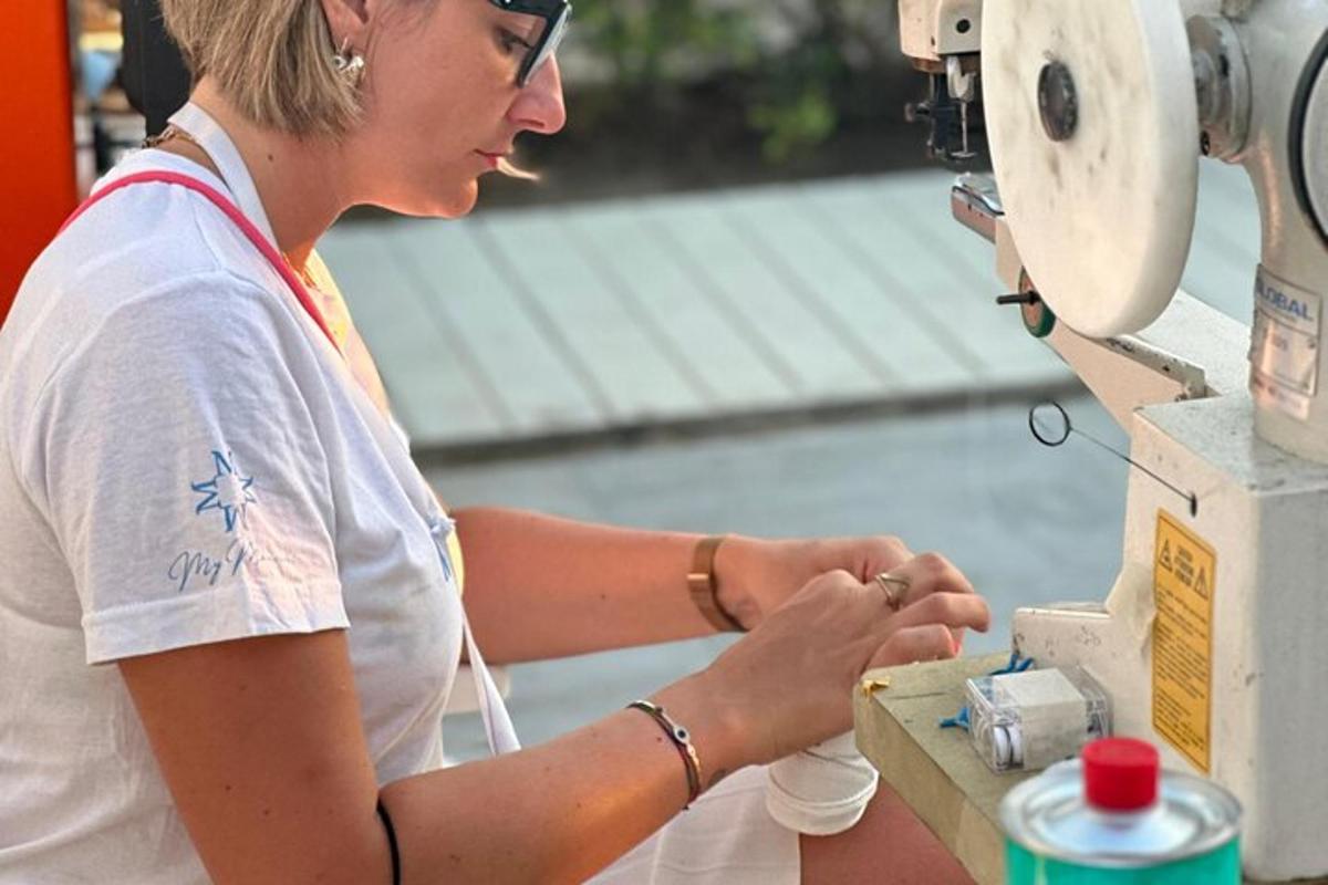 una donna sta lavorando su una macchina da cucire