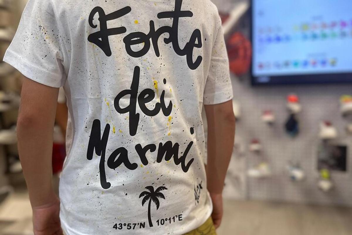una persona che indossa una camicia bianca con una palma sopra