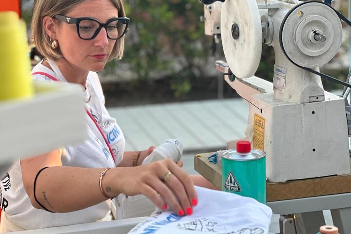 una donna con gli occhiali che taglia un pezzo di carta con una macchina