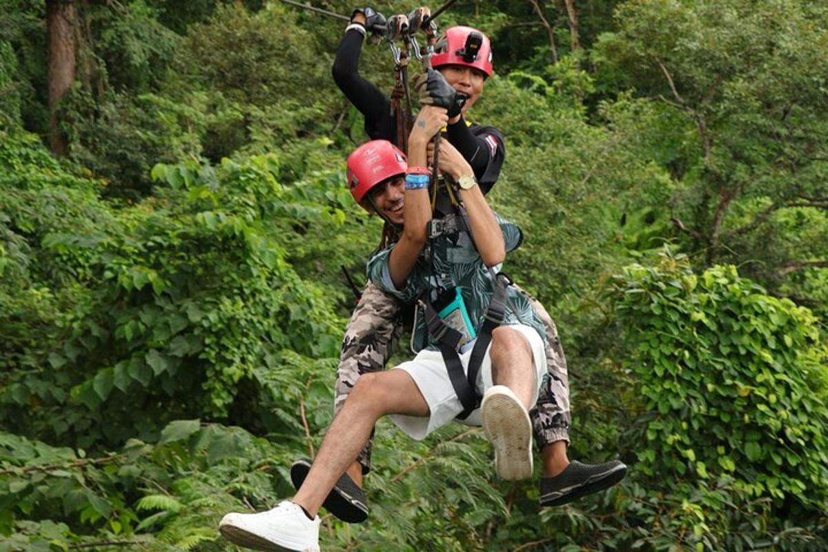 dva muži jsou na zip line v džungli