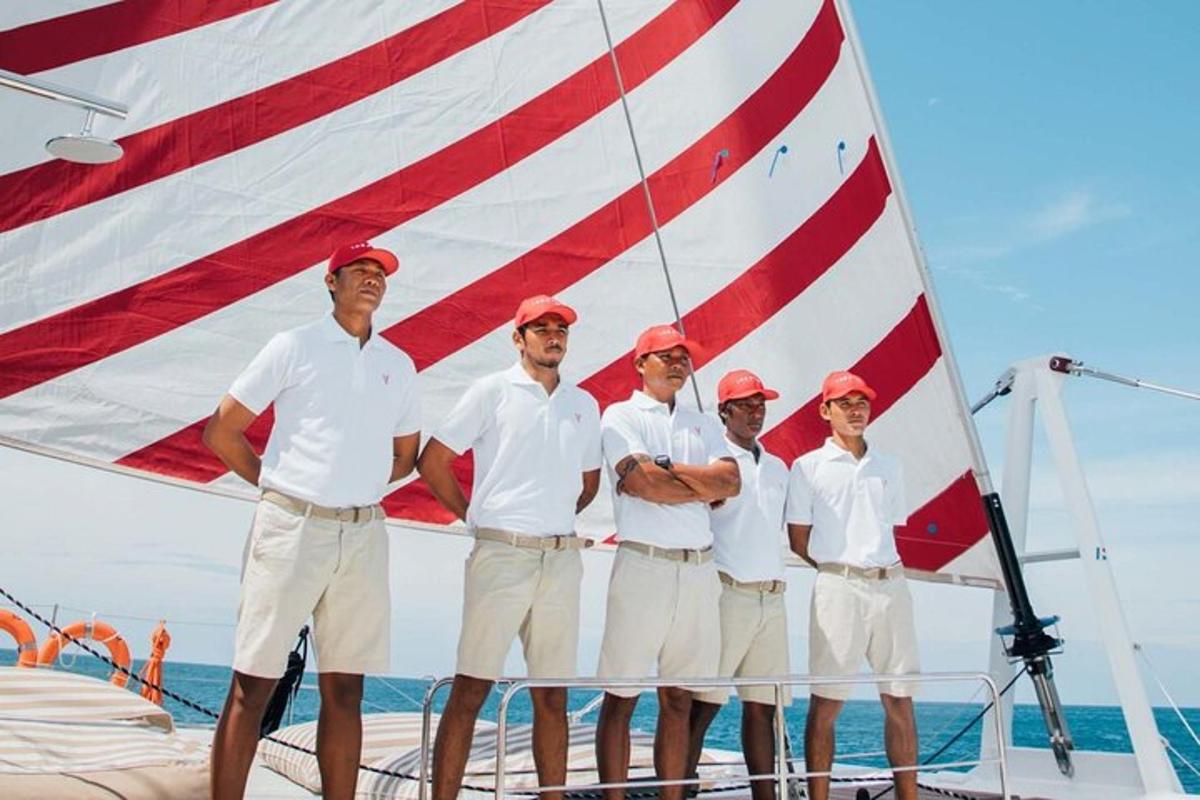 Un grupo de hombres de pie en la parte trasera de un barco