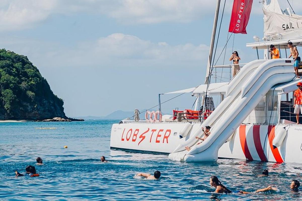 Un grupo de personas en el agua junto a un barco.