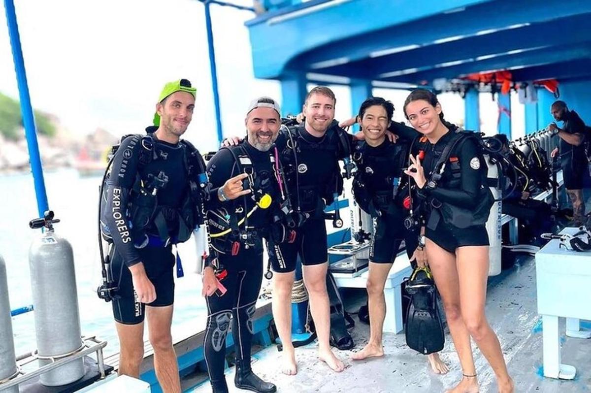 eine Gruppe von Menschen steht auf einem Boot