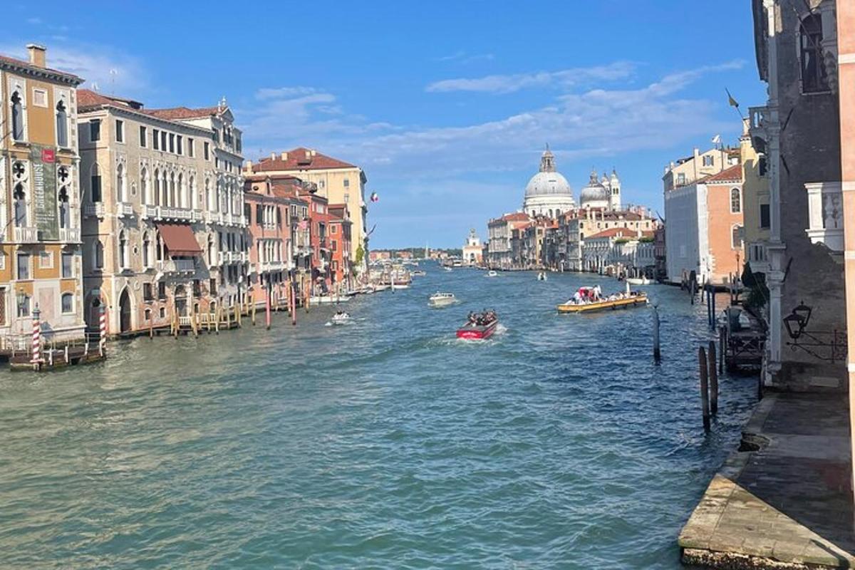 una vista di un canale con barche in una città