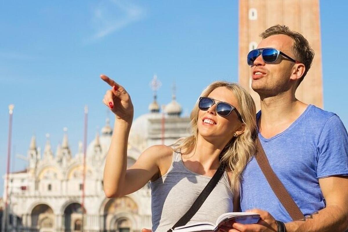 un uomo e una donna in piedi uno accanto all'altro
