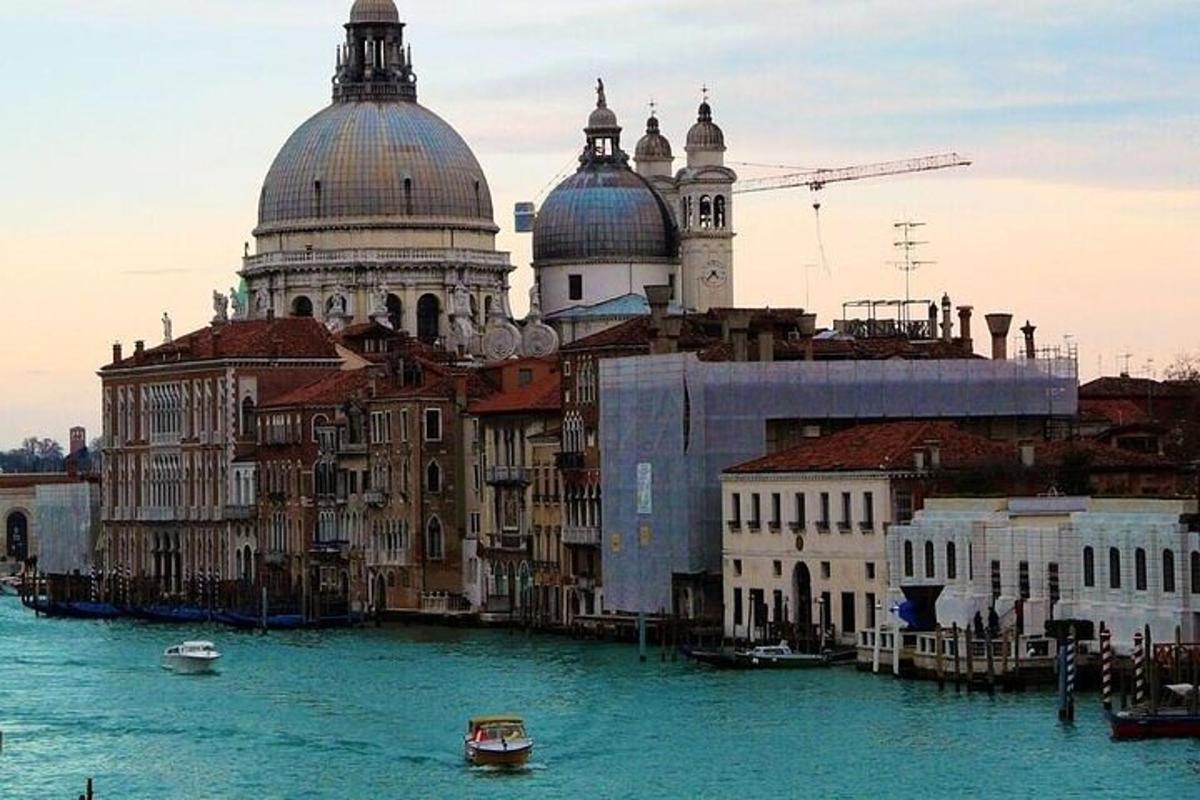 un gruppo di edifici sull'acqua di fronte a una città