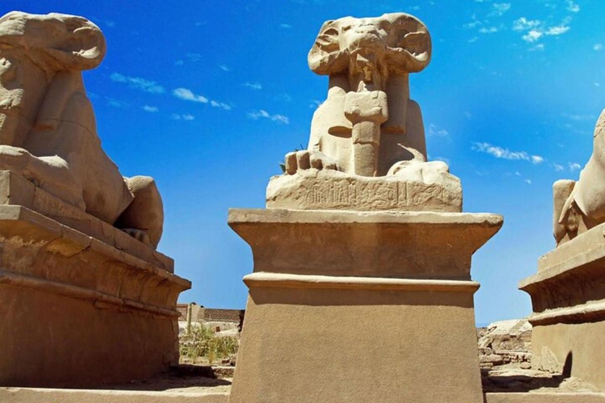 una estatua de un león en el desierto