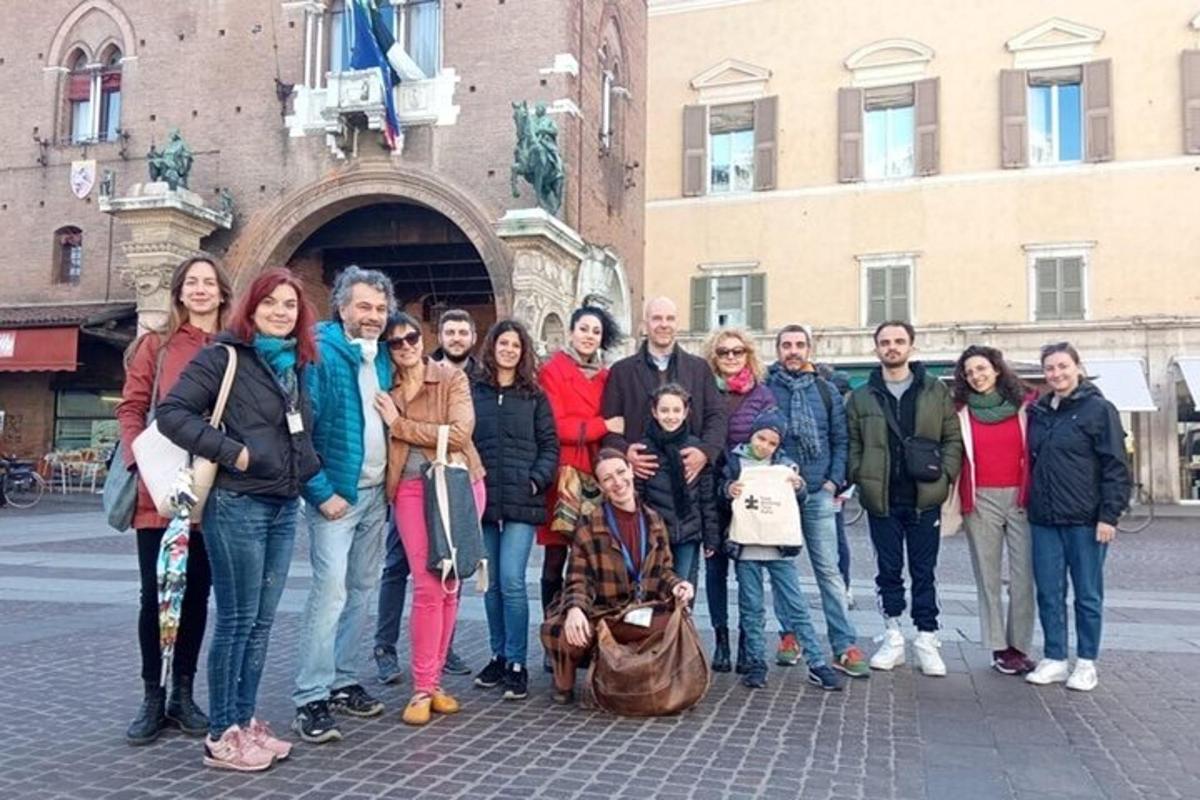 grupp inimesi, kes poseerivad pildi jaoks hoone ees