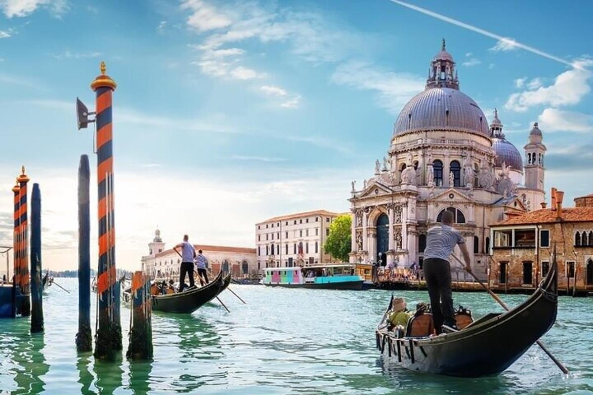 dua gondola di dalam air di hadapan sebuah bangunan