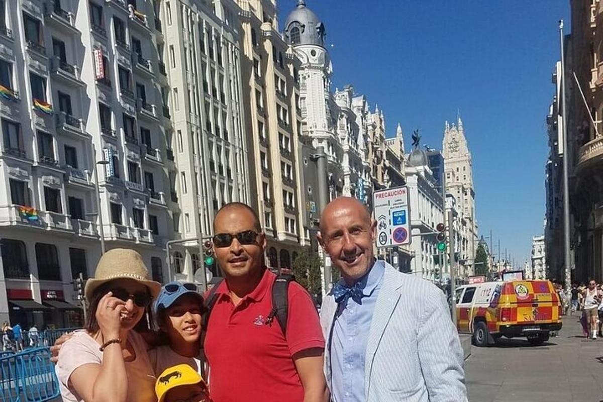 μια ομάδα ανθρώπων που στέκονται σε έναν δρόμο της πόλης
