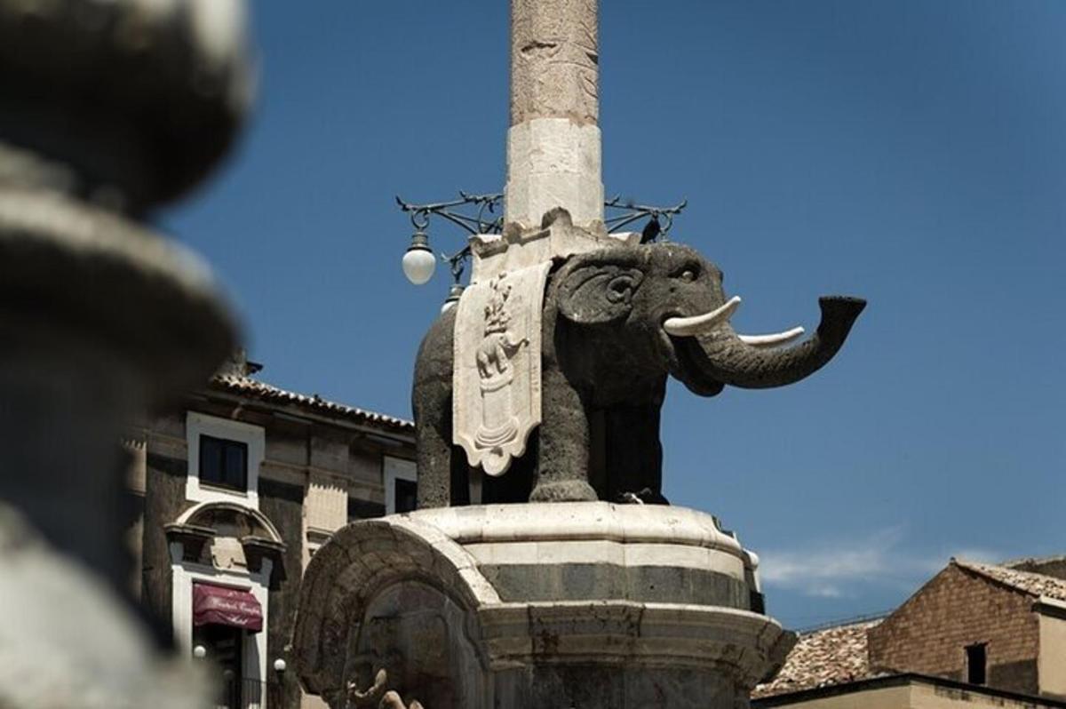 en statue av en elefant på toppen av et monument