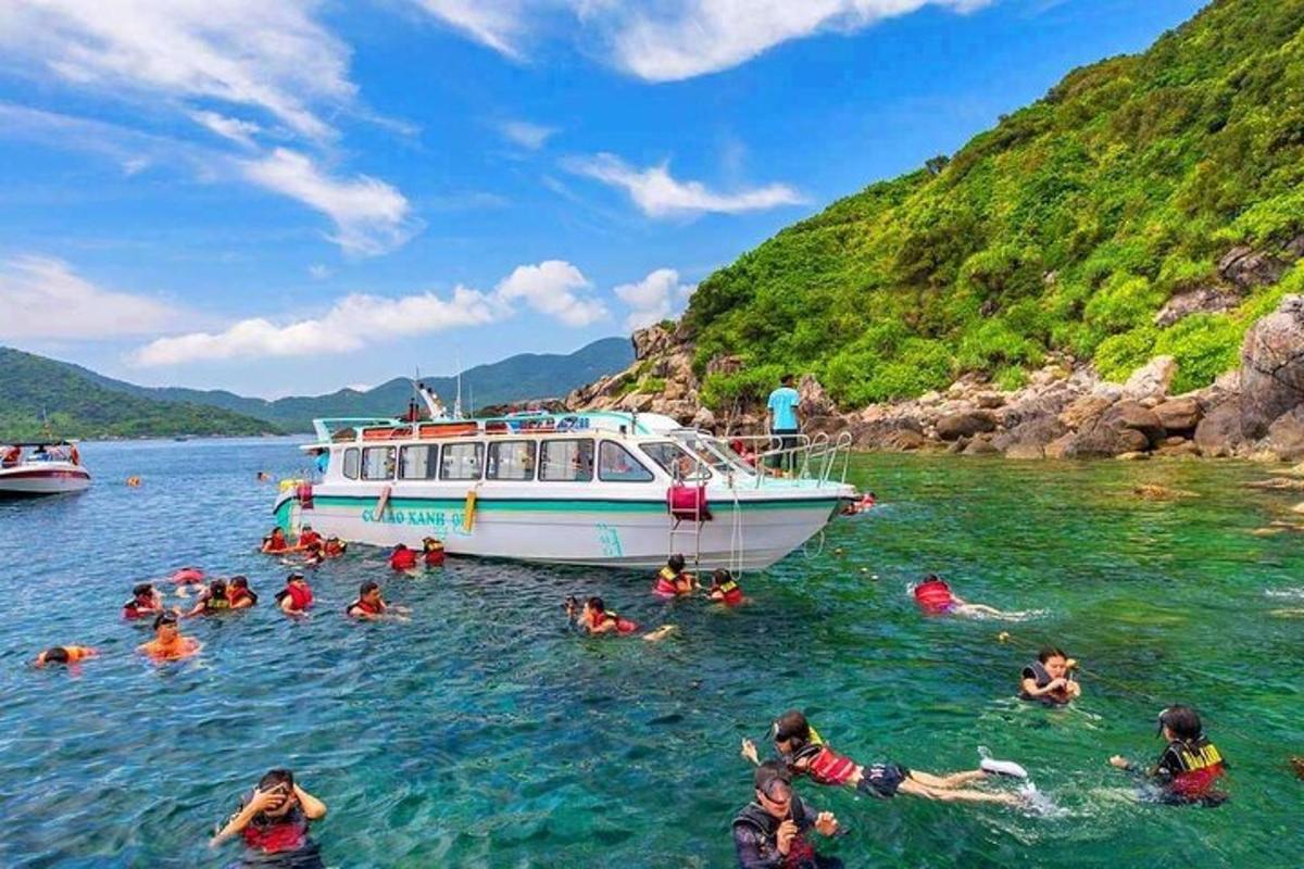 un grup de persones nedant a l'aigua prop d'una barca