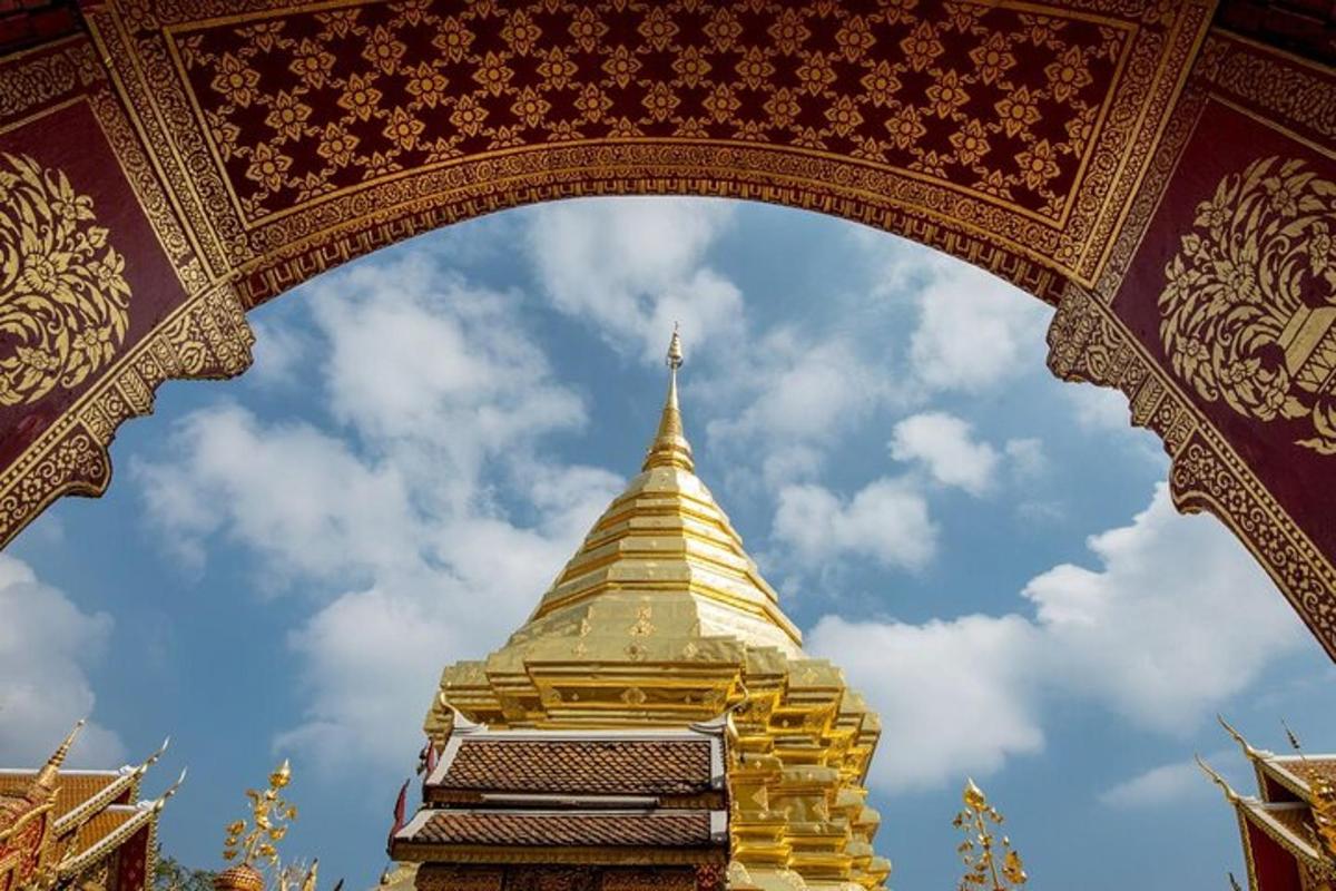 Una vista de una pagoda desde debajo de un arco.