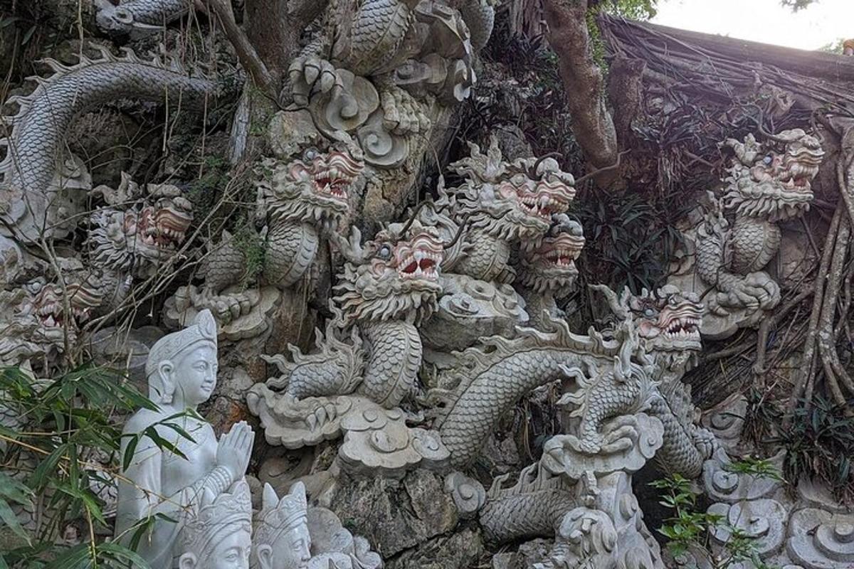 un gruppo di statue sul lato di un muro
