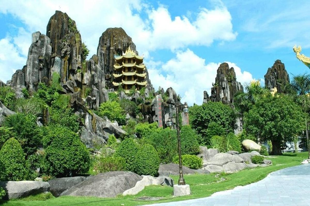 sebuah taman dengan batu dan pagoda di latar belakang