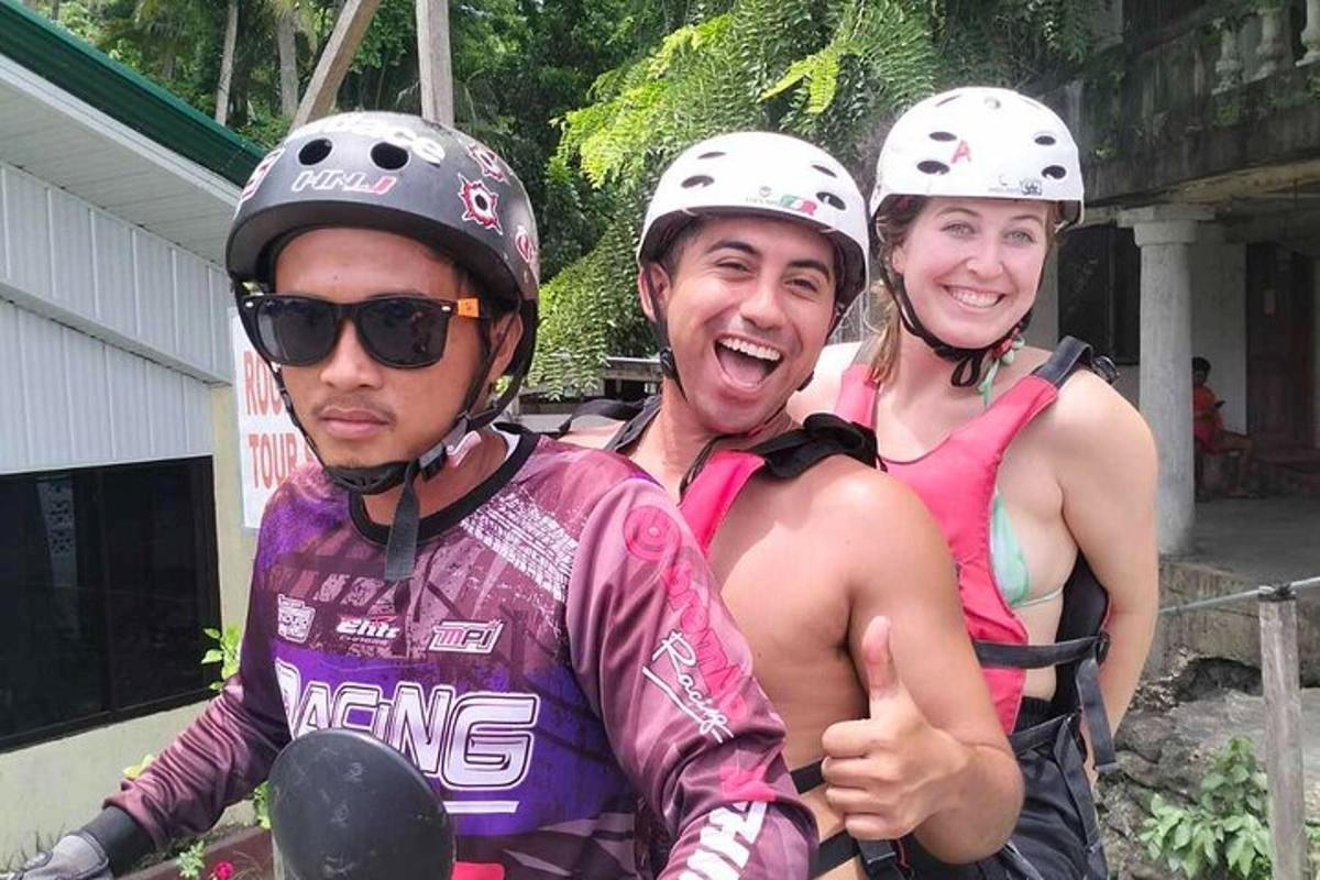 tiga orang memakai topi keledar bergambar