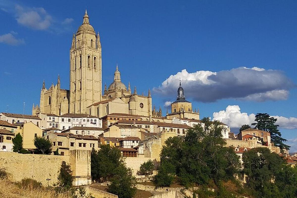 uma cidade com duas torres em uma colina