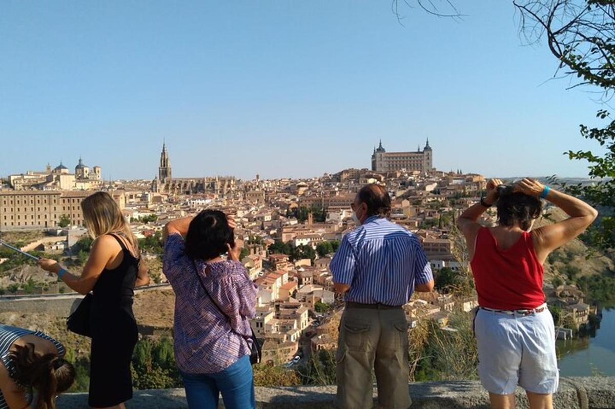 un gruppo di persone che scattano foto di una città