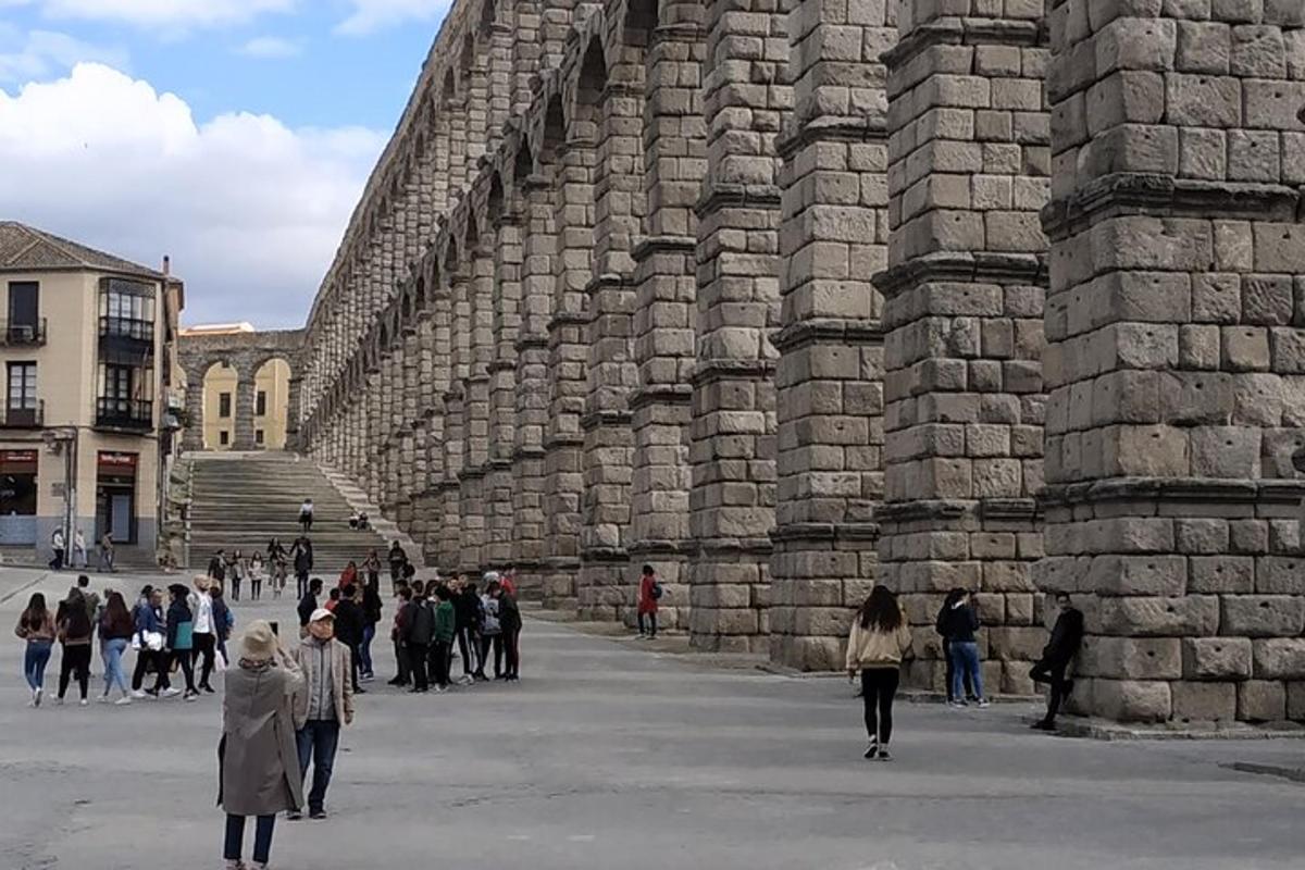 hópur fólks sem gengur fyrir framan stóra byggingu