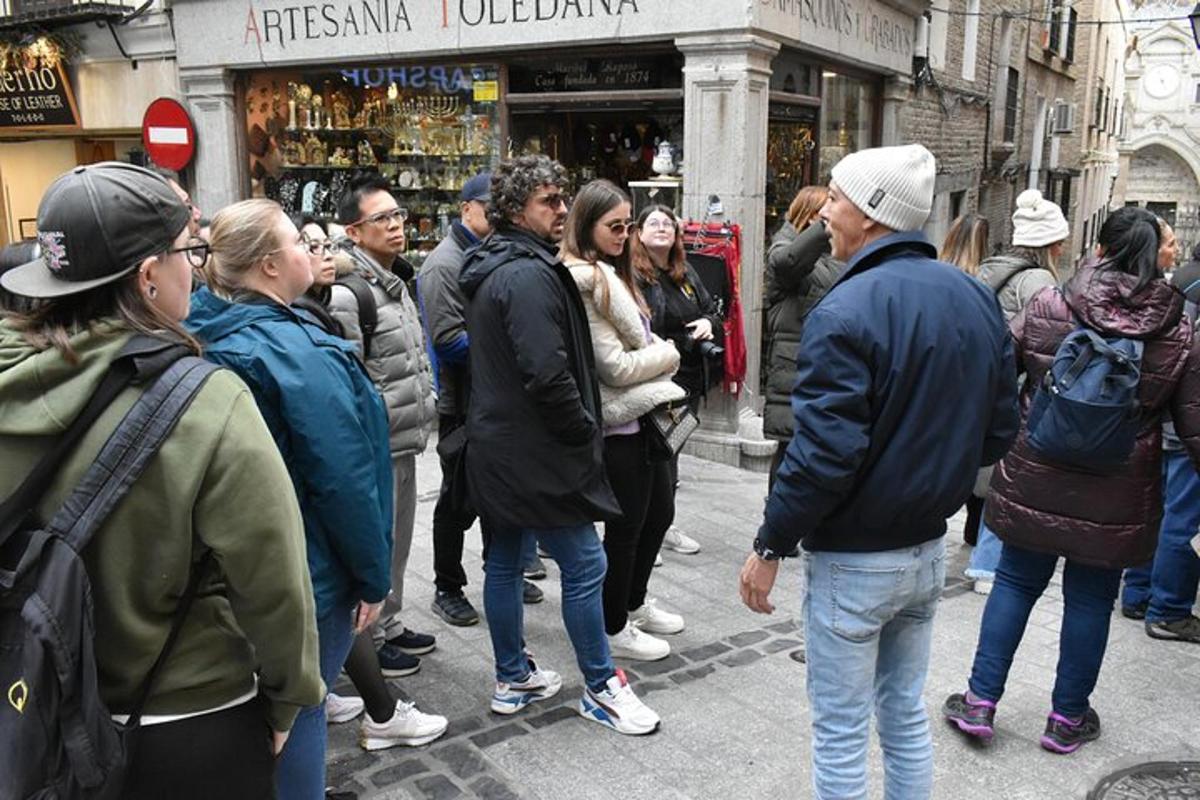 un gruppo di persone in piedi in mezzo alla folla su una strada